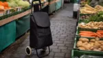 Einkaufstrolley auf dem Wochenmarkt: Umgang an engen Staenden