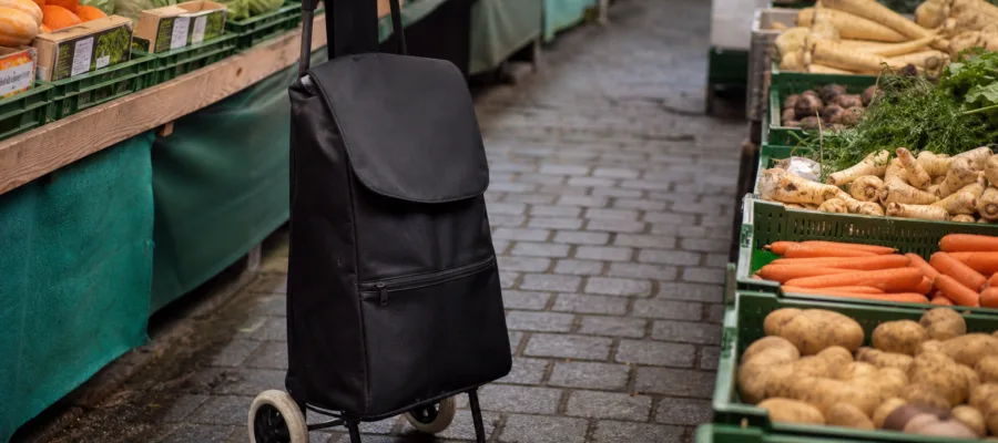 Einkaufstrolley auf dem Wochenmarkt: Umgang an engen Staenden