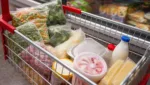 Gefrorenes und Kuehlwaren im Einkaufstrolley transportieren